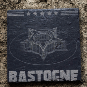 Plaque Décorative en Ardoise – Gravure « Bastogne »